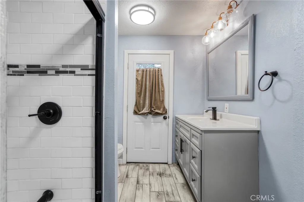 919 919 1/2 W 49th, Los Angeles, California 90037 home-pic-8